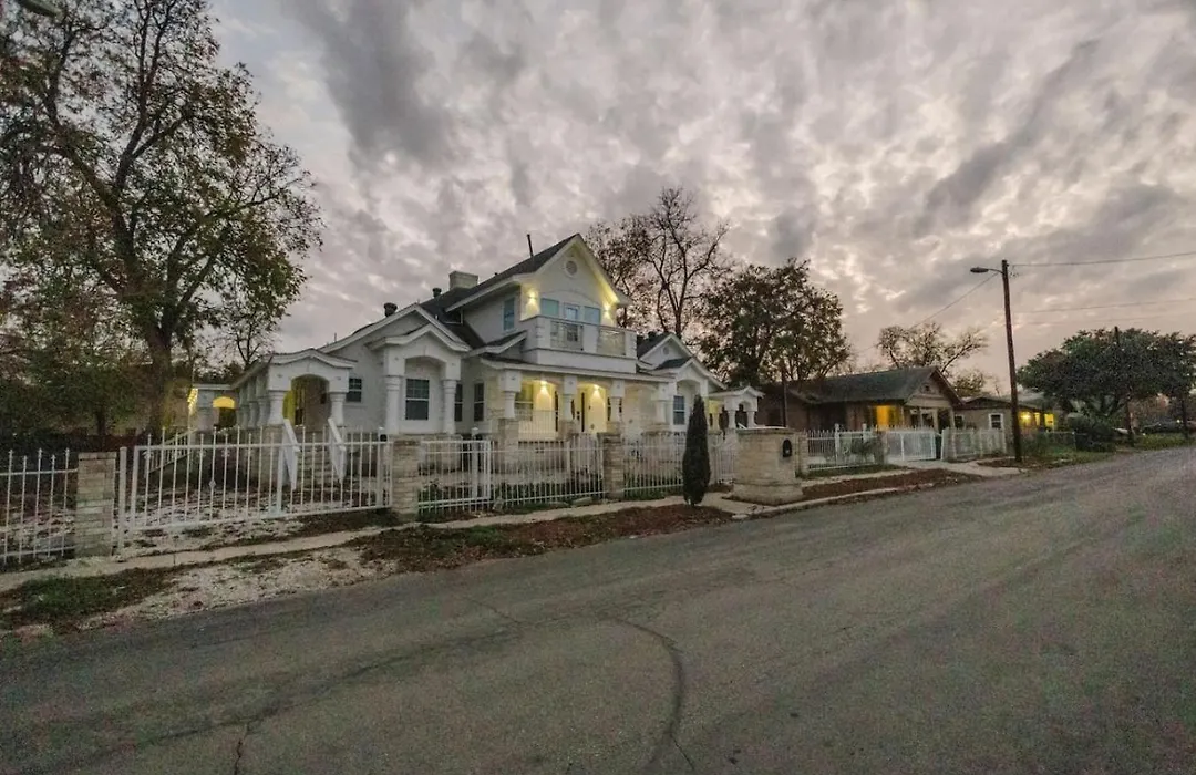 Stunning 6Br Victorian Sleeps 25-1