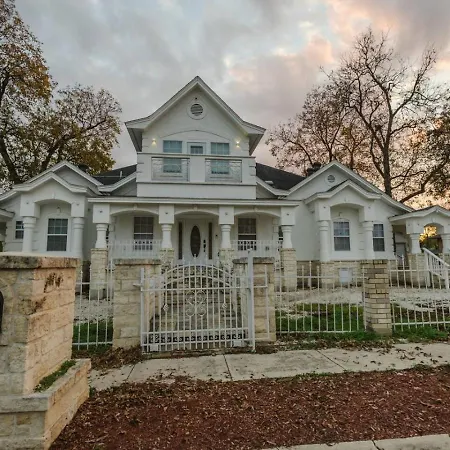 Stunning 6Br Victorian Sleeps 25-3